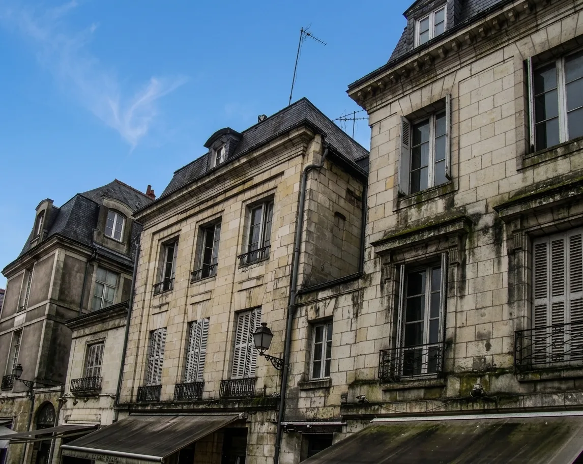 nettoyage façade tuffeau Vieux Tours — avant nettoyage