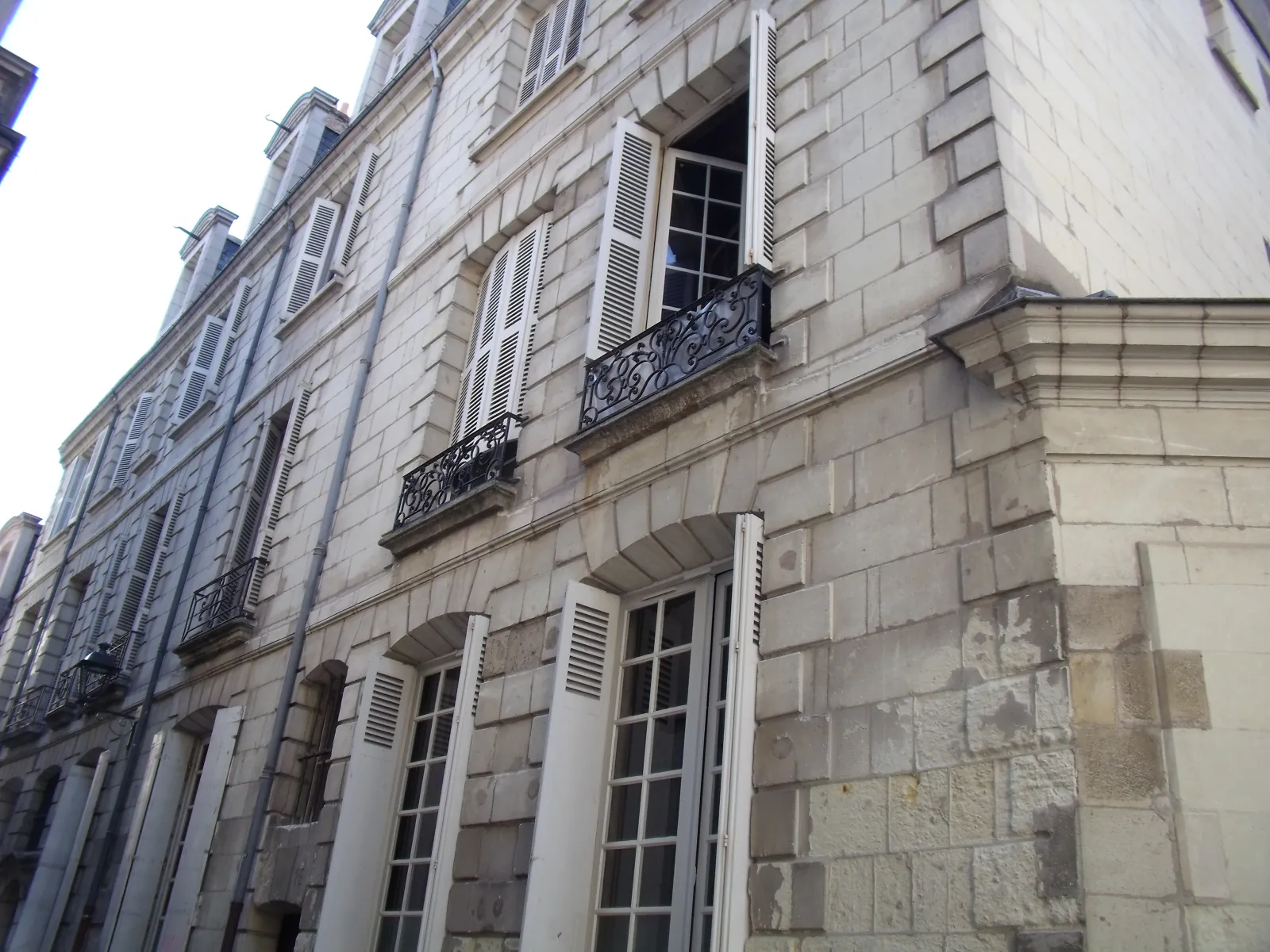Cordiste nettoyant une façade en pierre ancienne à Tours Cordiste nettoyant une façade en pierre ancienne à Tours