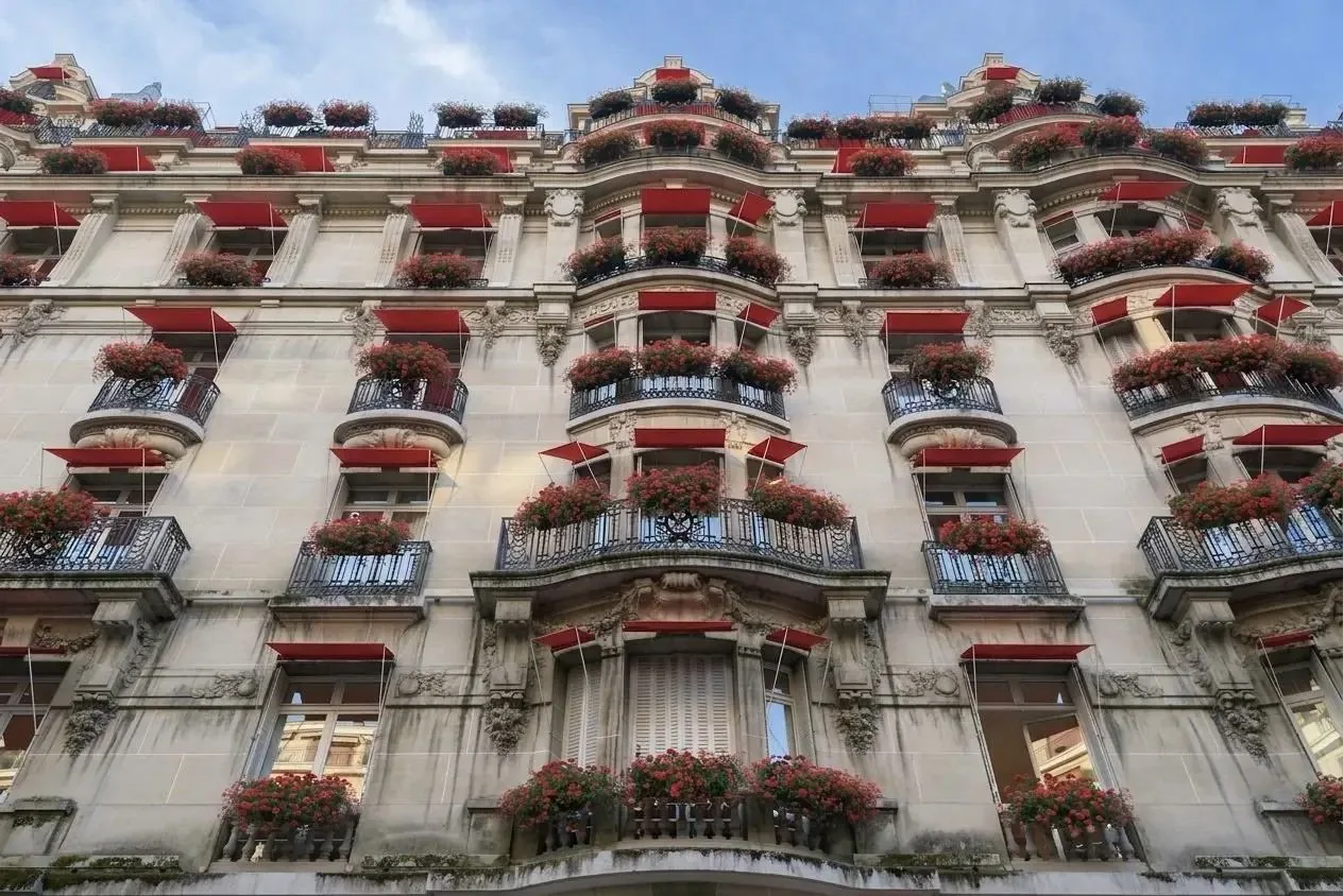nettoyage façade hôtel Tours — avant nettoyage
